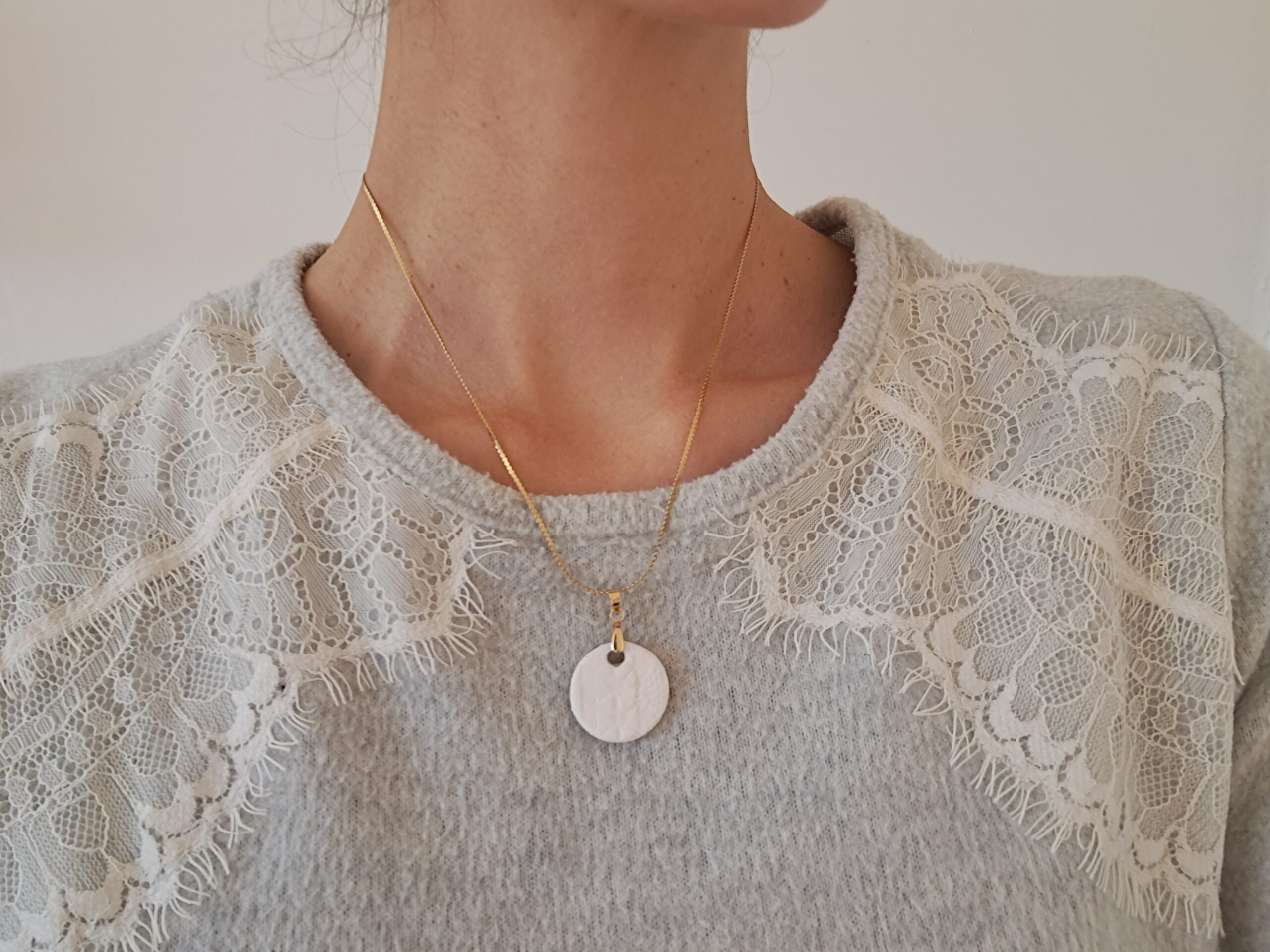 Collier Dentelle Blanche en Céramique – Image 2