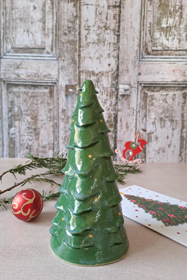 Sapin vert en céramique artisanale