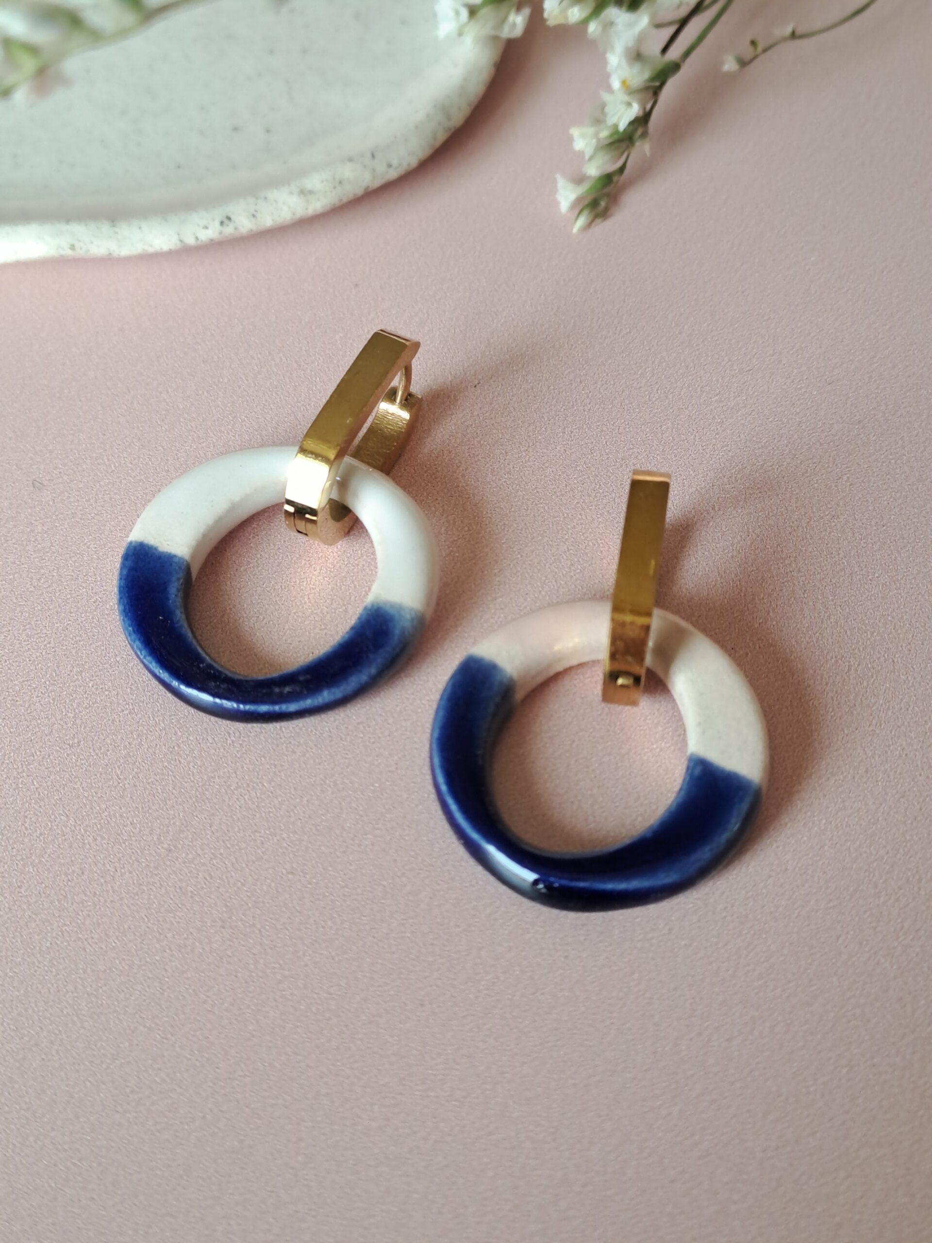 Boucles d'oreilles rondes bicolores - blanc et bleu – Image 2