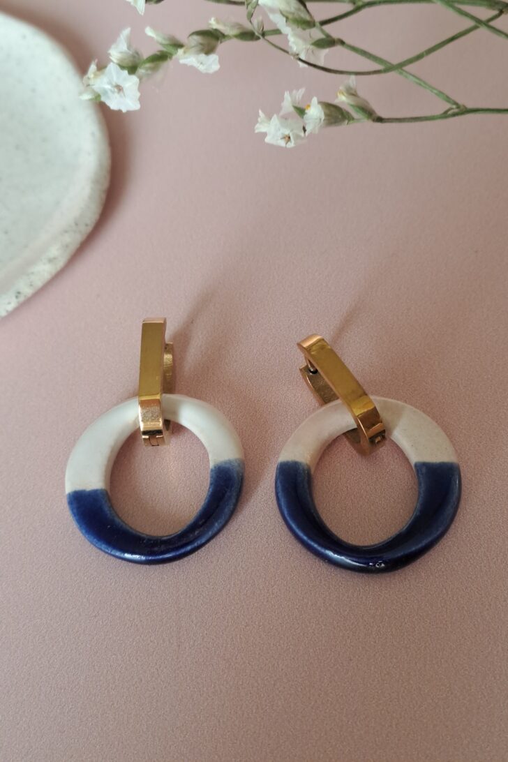 Boucles d'oreilles rondes bicolores - blanc et bleu