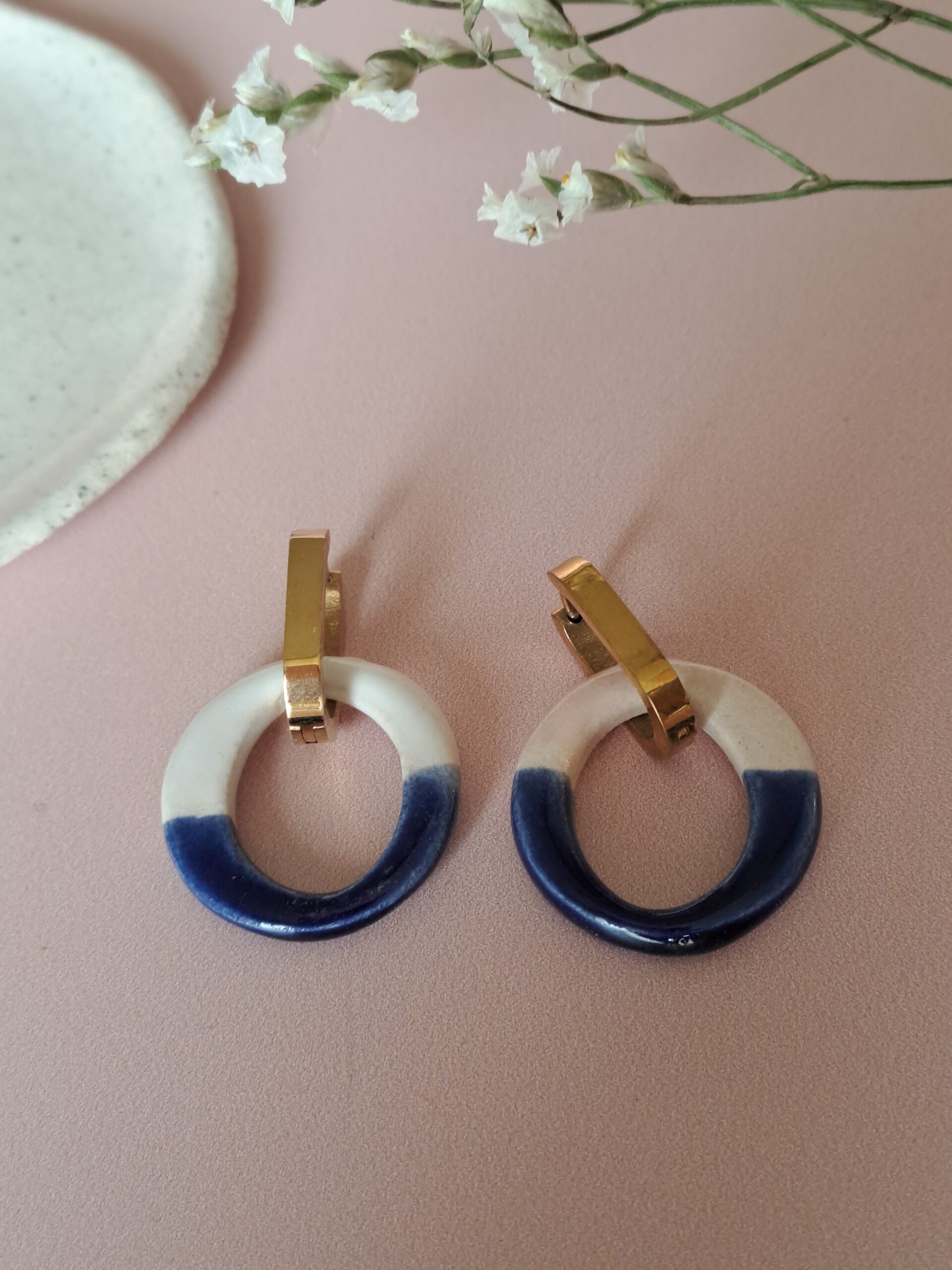 Boucles d'oreilles rondes bicolores - blanc et bleu
