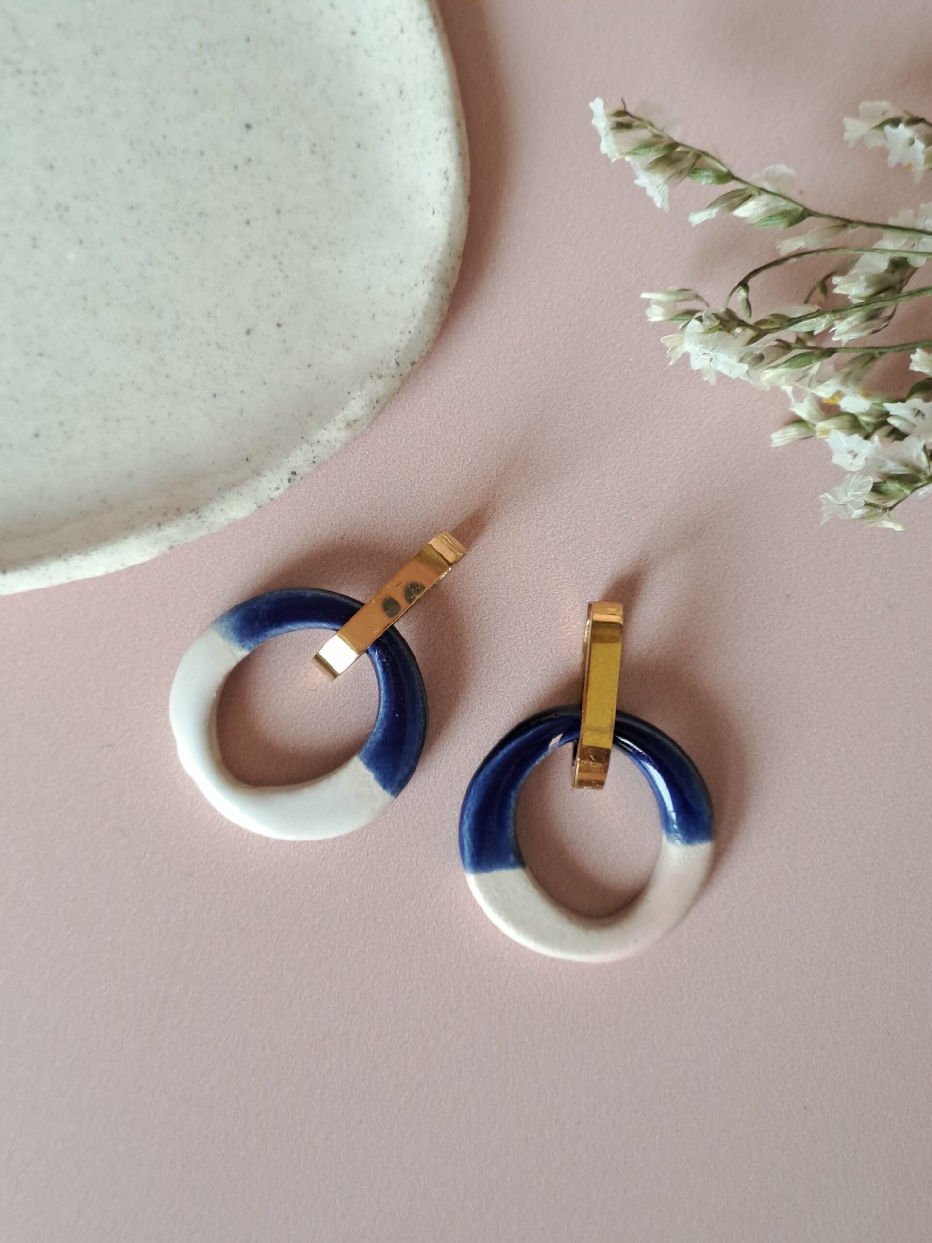 Boucles d'oreilles rondes bicolores - blanc et bleu – Image 3