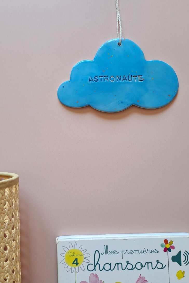 Suspension murale Nuage bleu « Astronaute » en céramique