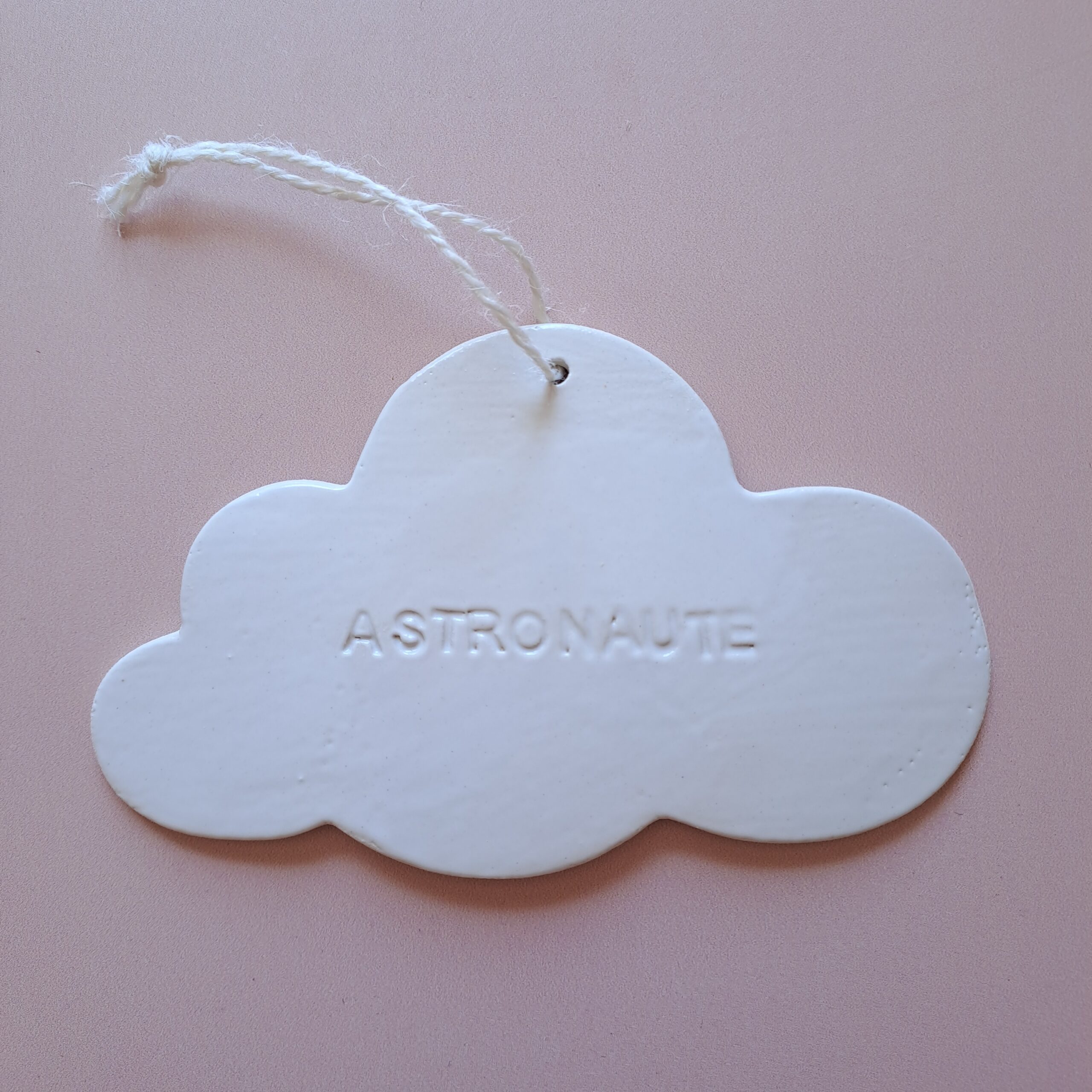 Suspension murale Nuage blanc « Astronaute » en céramique – Image 6