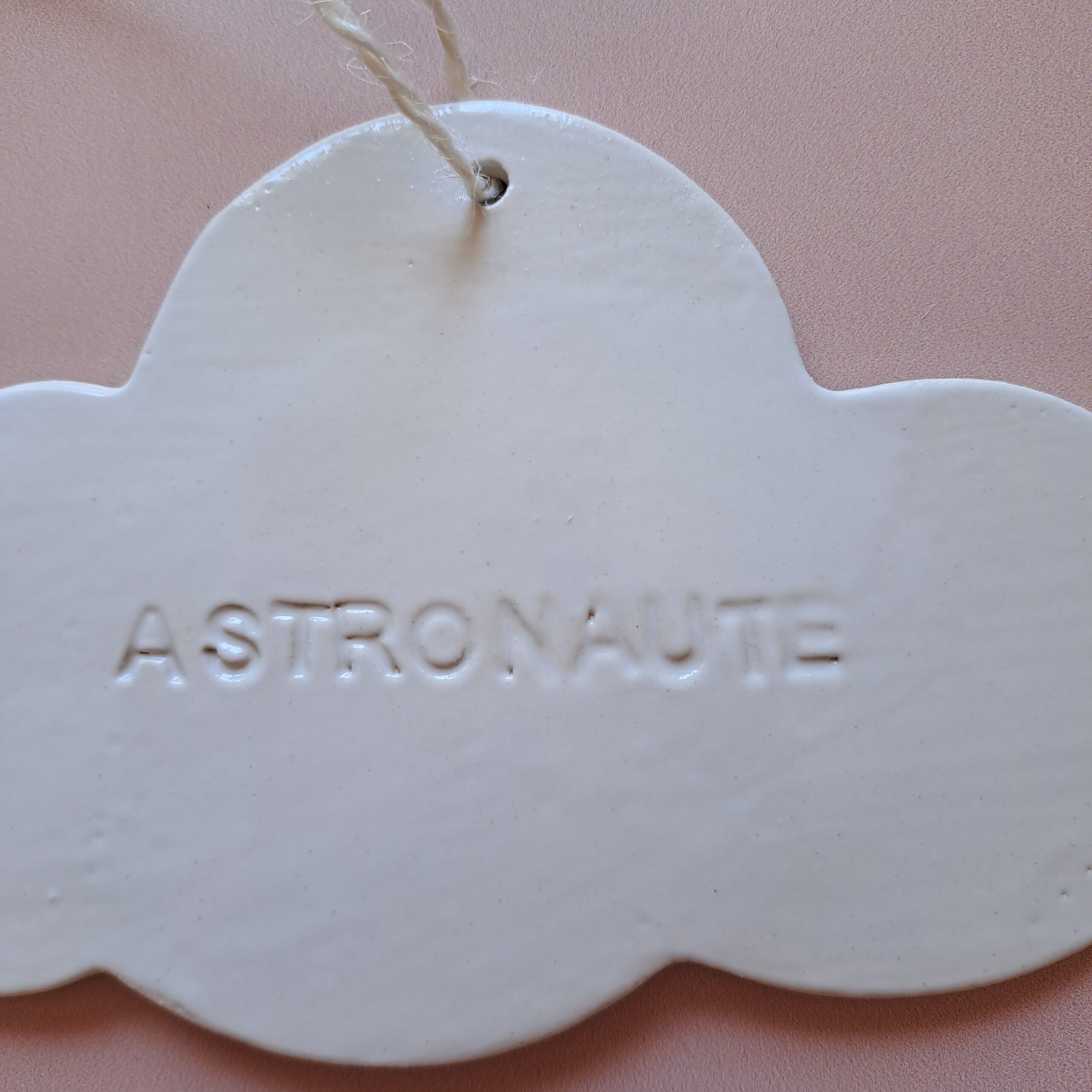 Suspension murale Nuage blanc « Astronaute » en céramique – Image 2