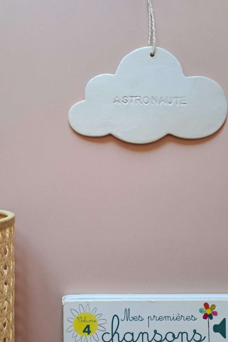 Suspension murale Nuage blanc « Astronaute » en céramique