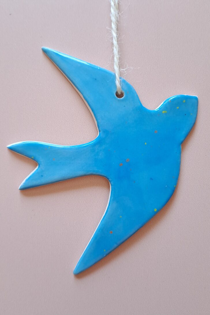 Suspension murale Hirondelle bleue en céramique artisanale