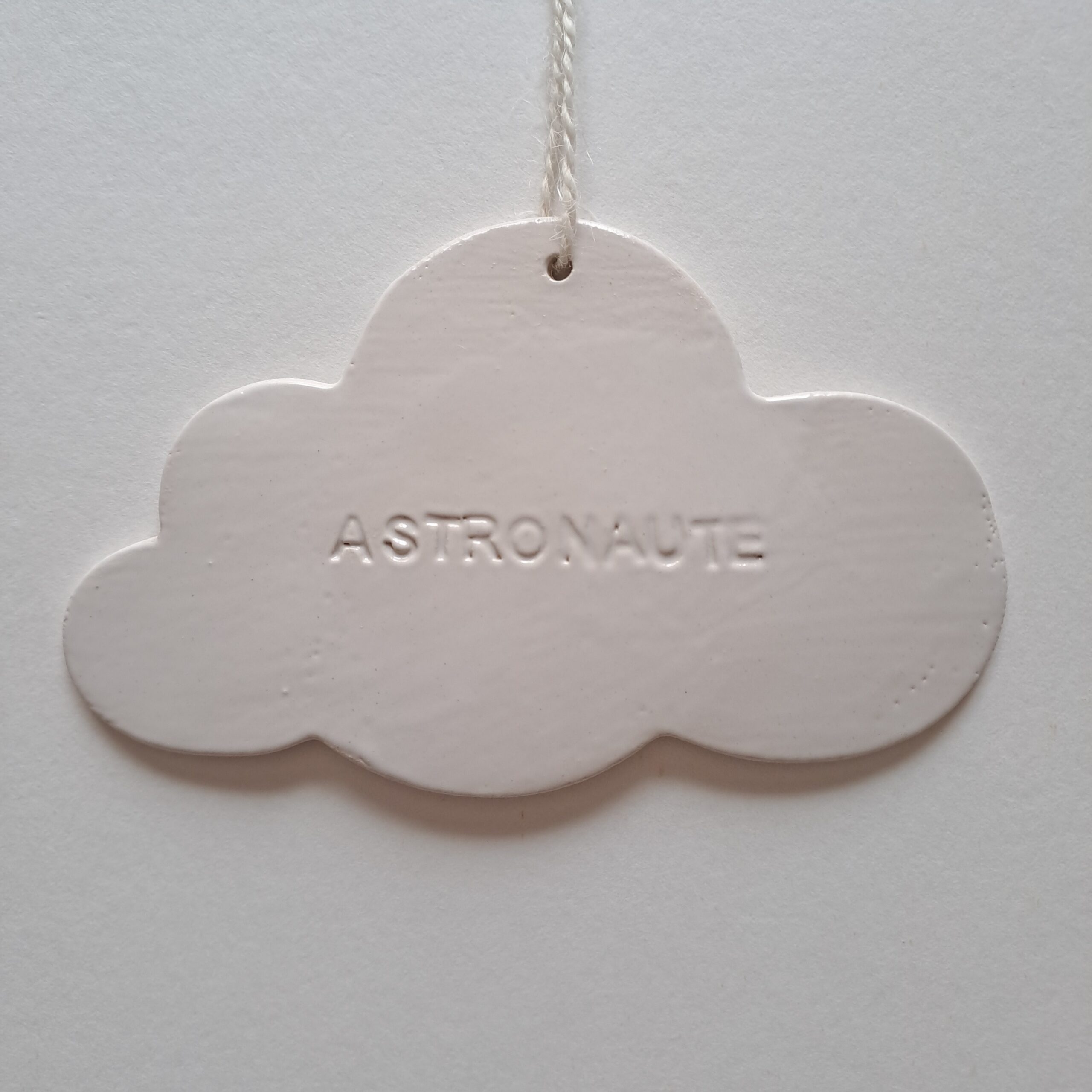 Suspension murale Nuage blanc « Astronaute » en céramique – Image 5