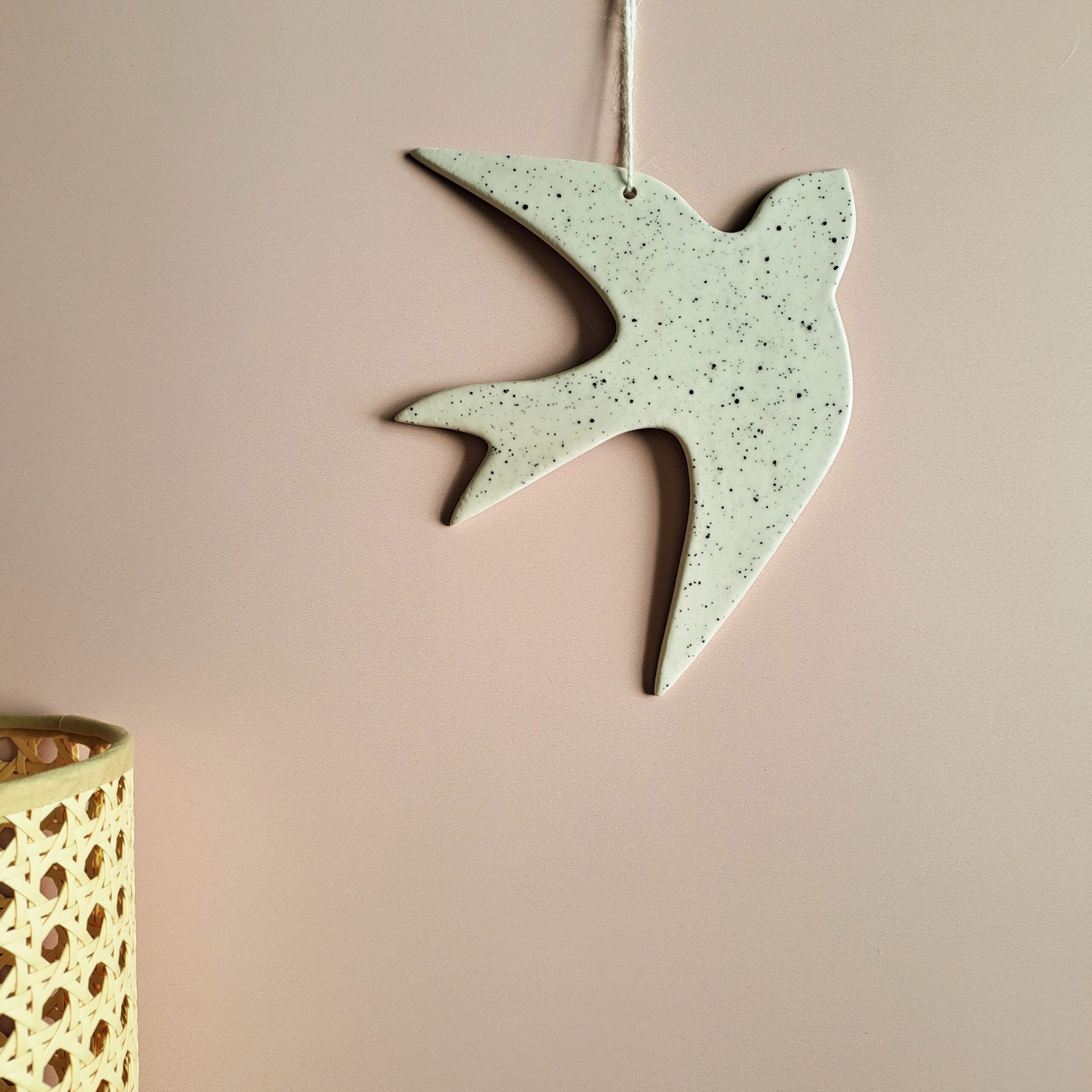 Suspension murale Hirondelle blanche mouchetée L en céramique artisanale – Image 4