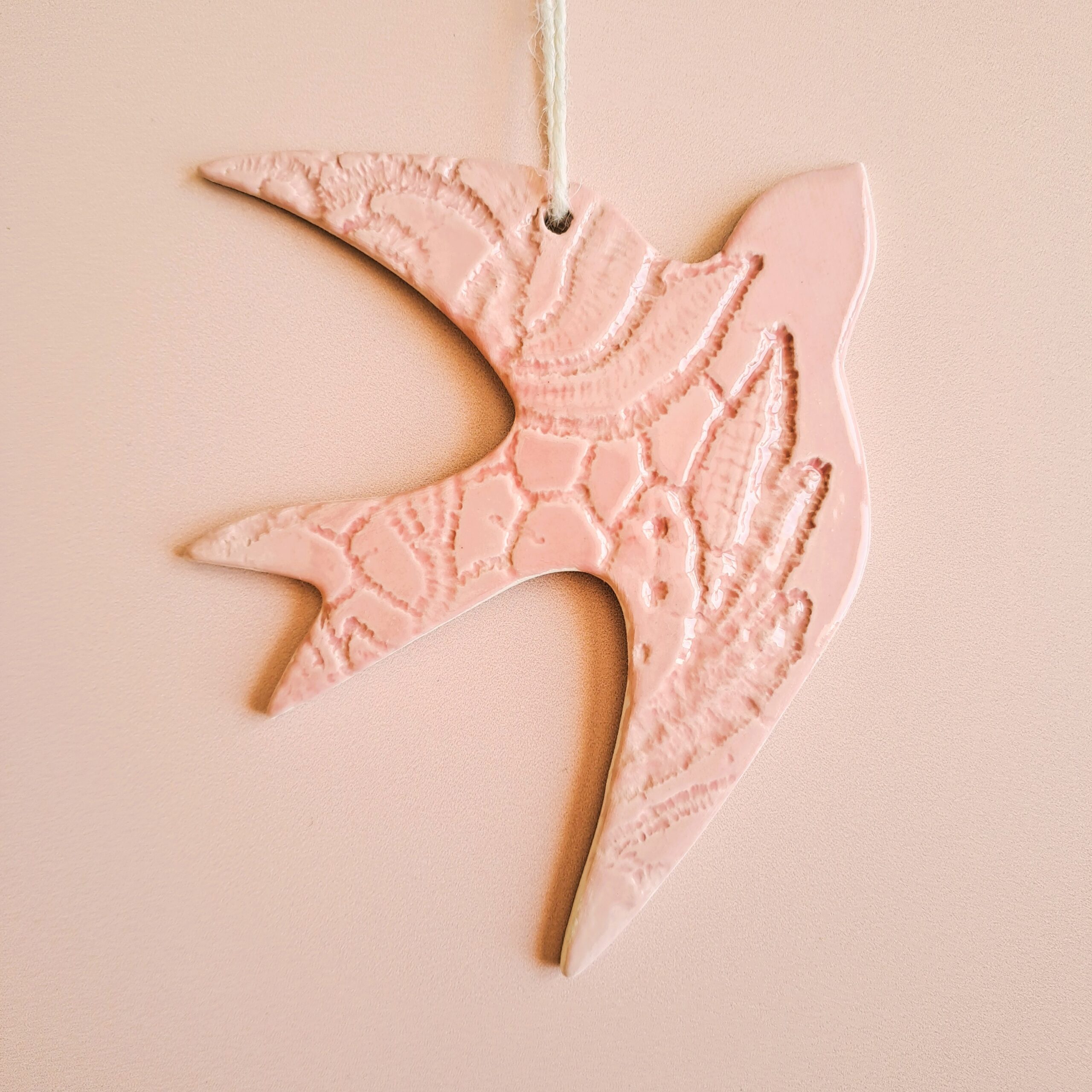 Suspension murale Hirondelle dentelle en céramique – Image 5